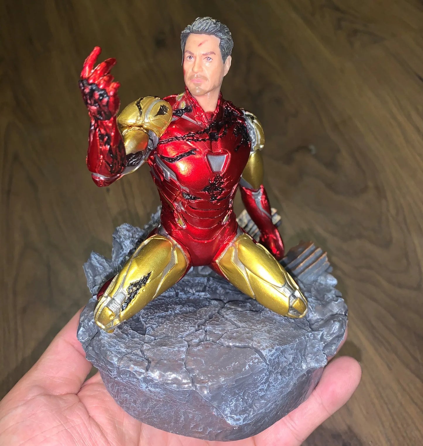 Hot Toys Iron Man Finger Snapping Statues Action Figures Avengers：endgame Ironman Kneeling Model Doll Collectible Ornaments Gift