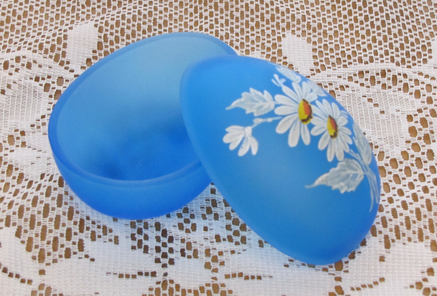 Vintage Egg Box: West Moreland White Daisy on Blue Mist Scarce Ca. 1971 Glass