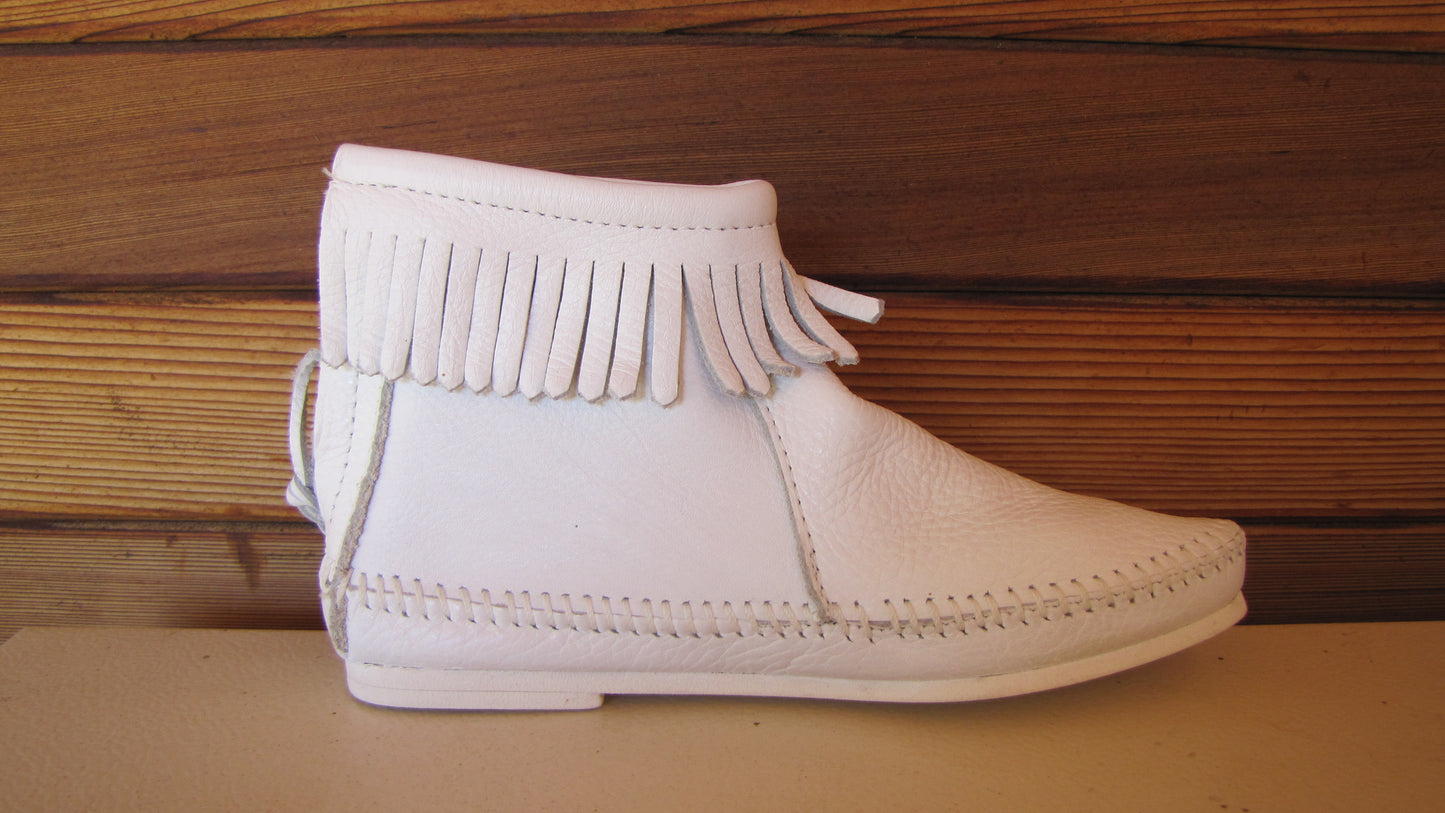 Moccasins by Minnetonka Woman Size 5 White Leather Ankle Boot w/Zipper