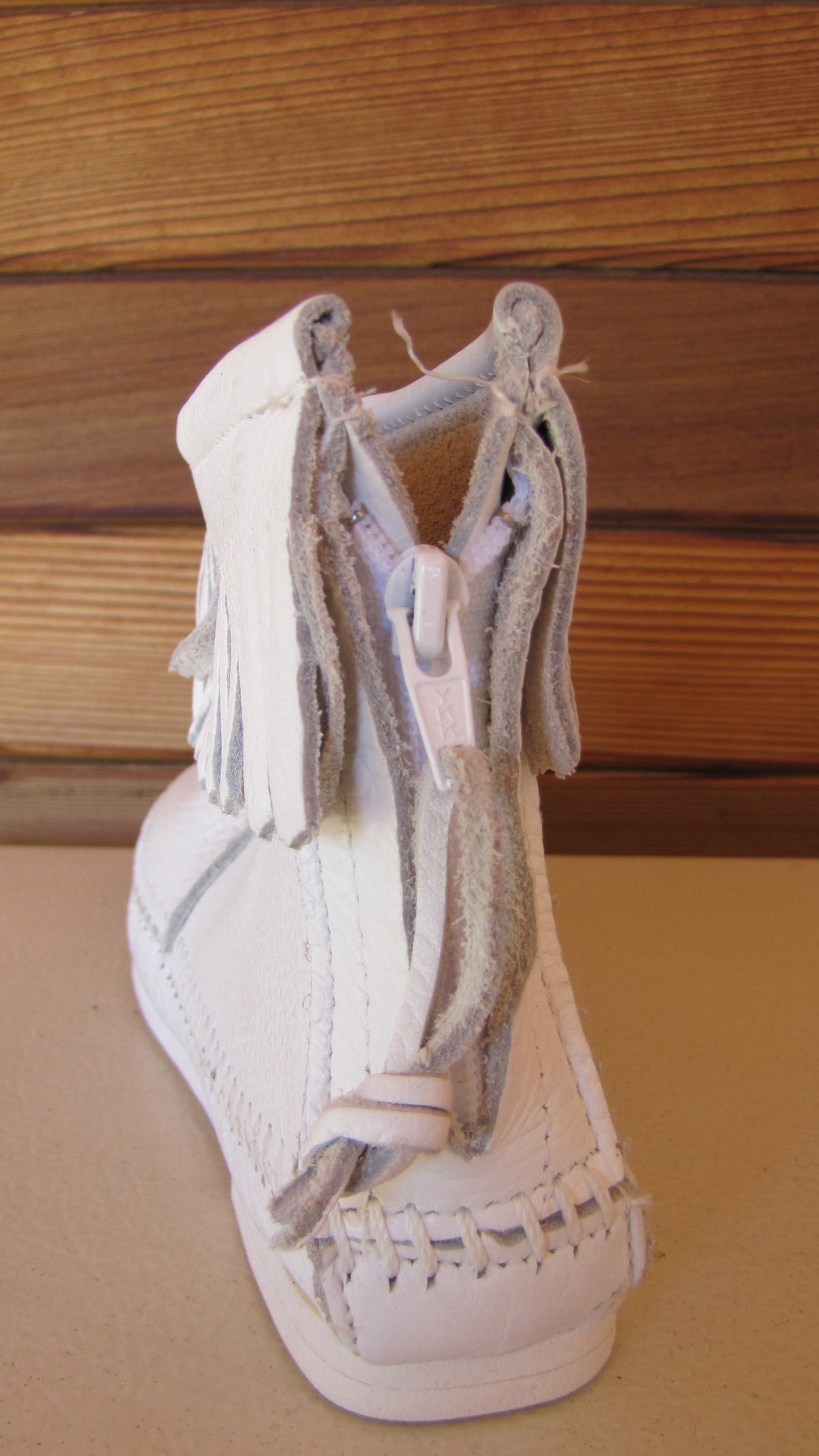 Moccasins by Minnetonka Woman Size 5 White Leather Ankle Boot w/Zipper